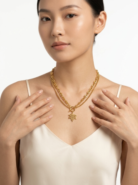 Collier Double Rang Doré avec Pendentif Feuille d'Érable